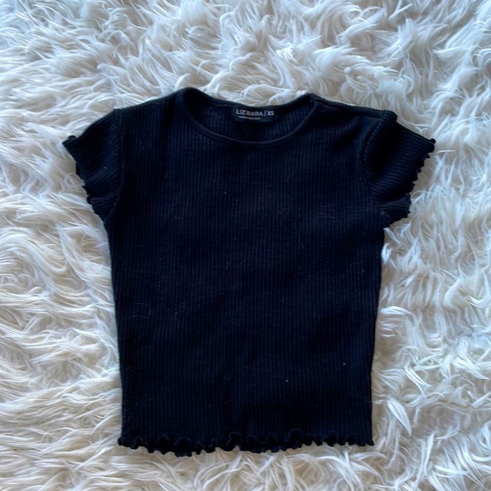 LIZ AND SARA BLACK XS FRILLED TEE